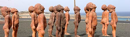 Tonfiguren im Kreisverkehr auf Fuerteventura